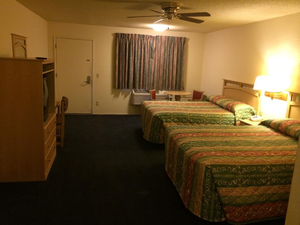 Value Inn & Suites 엘센트로 객실 사진